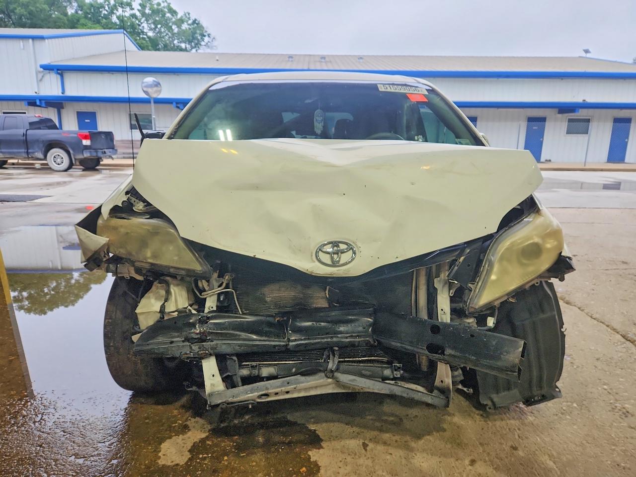 2012 TOYOTA SIENNA