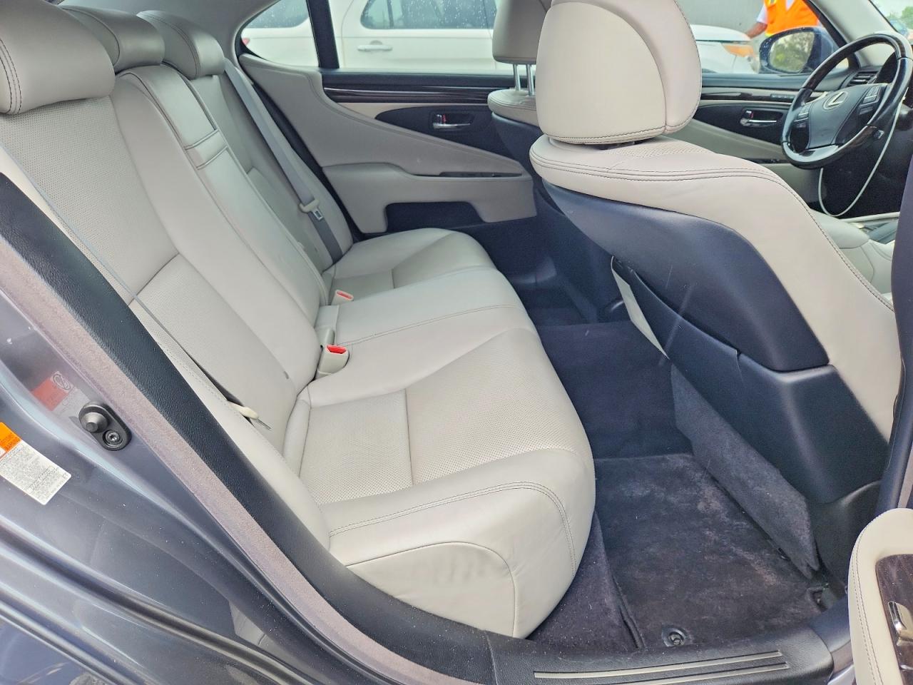 2016 LEXUS LS460