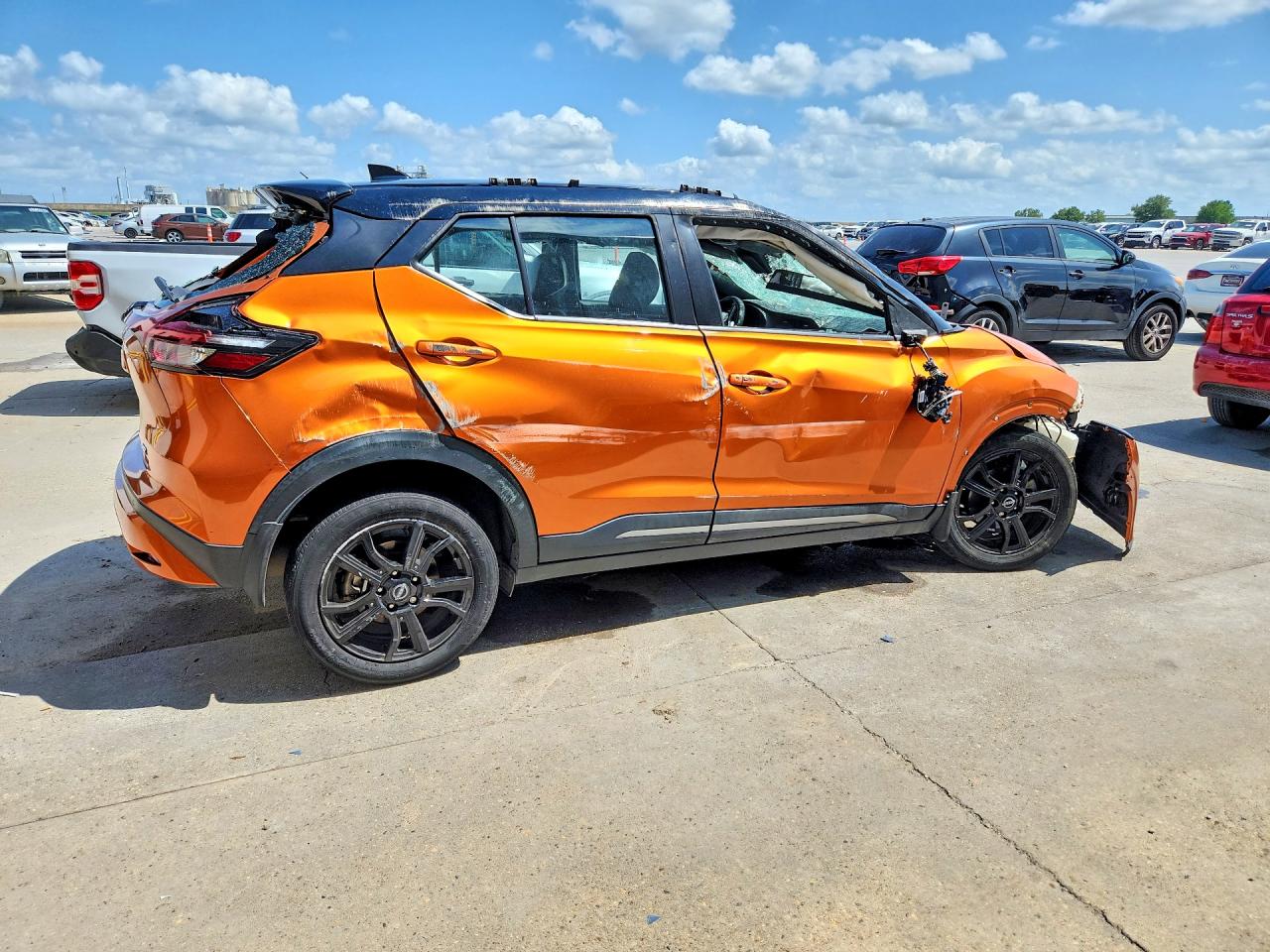 2023 NISSAN KICKS