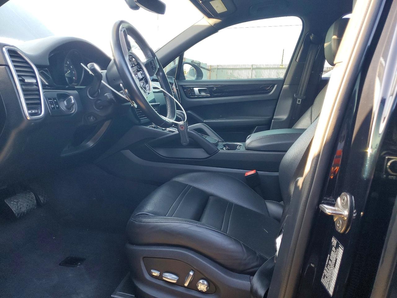 2020 PORSCHE CAYENNE
