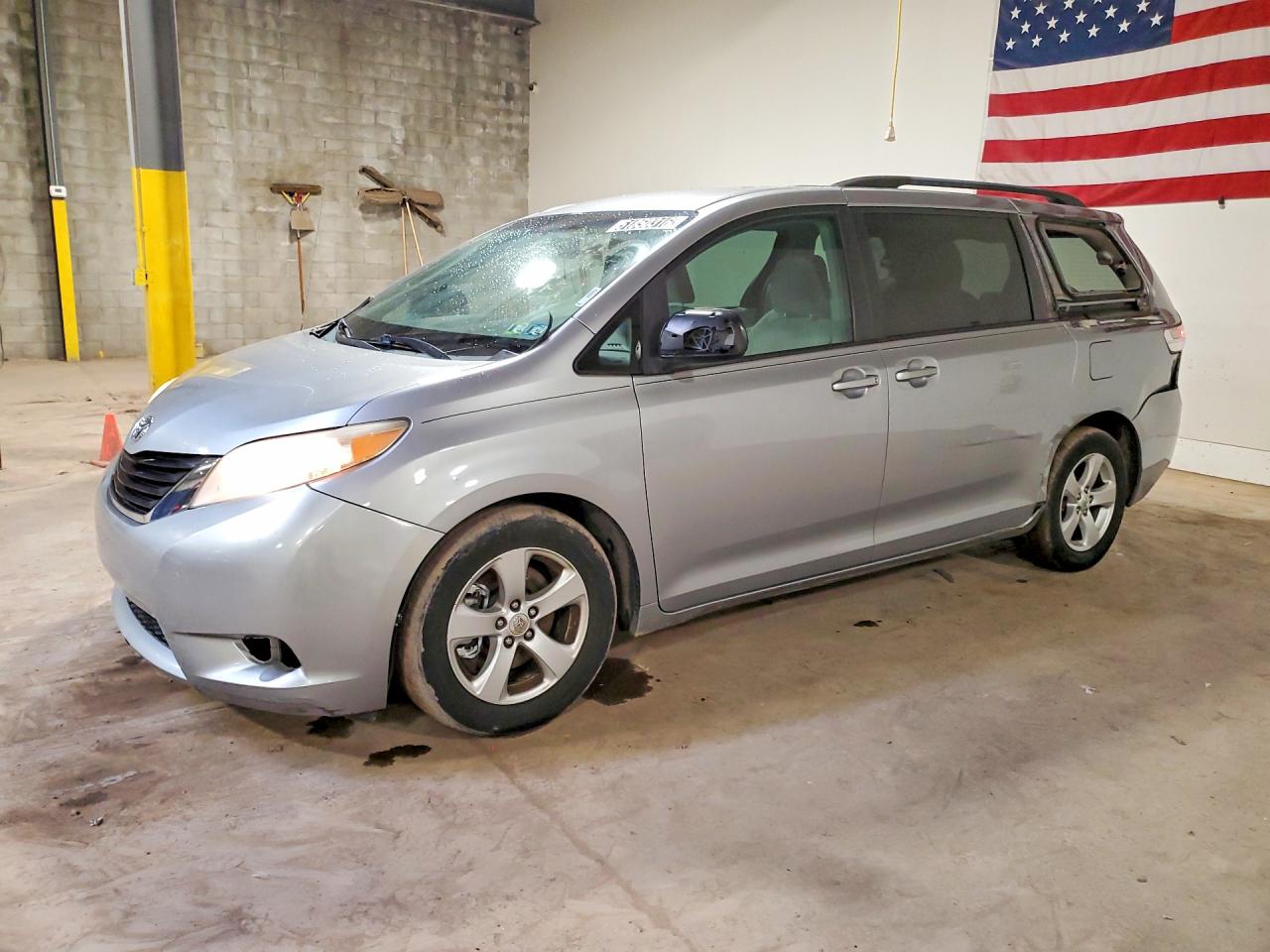 2011 TOYOTA SIENNA