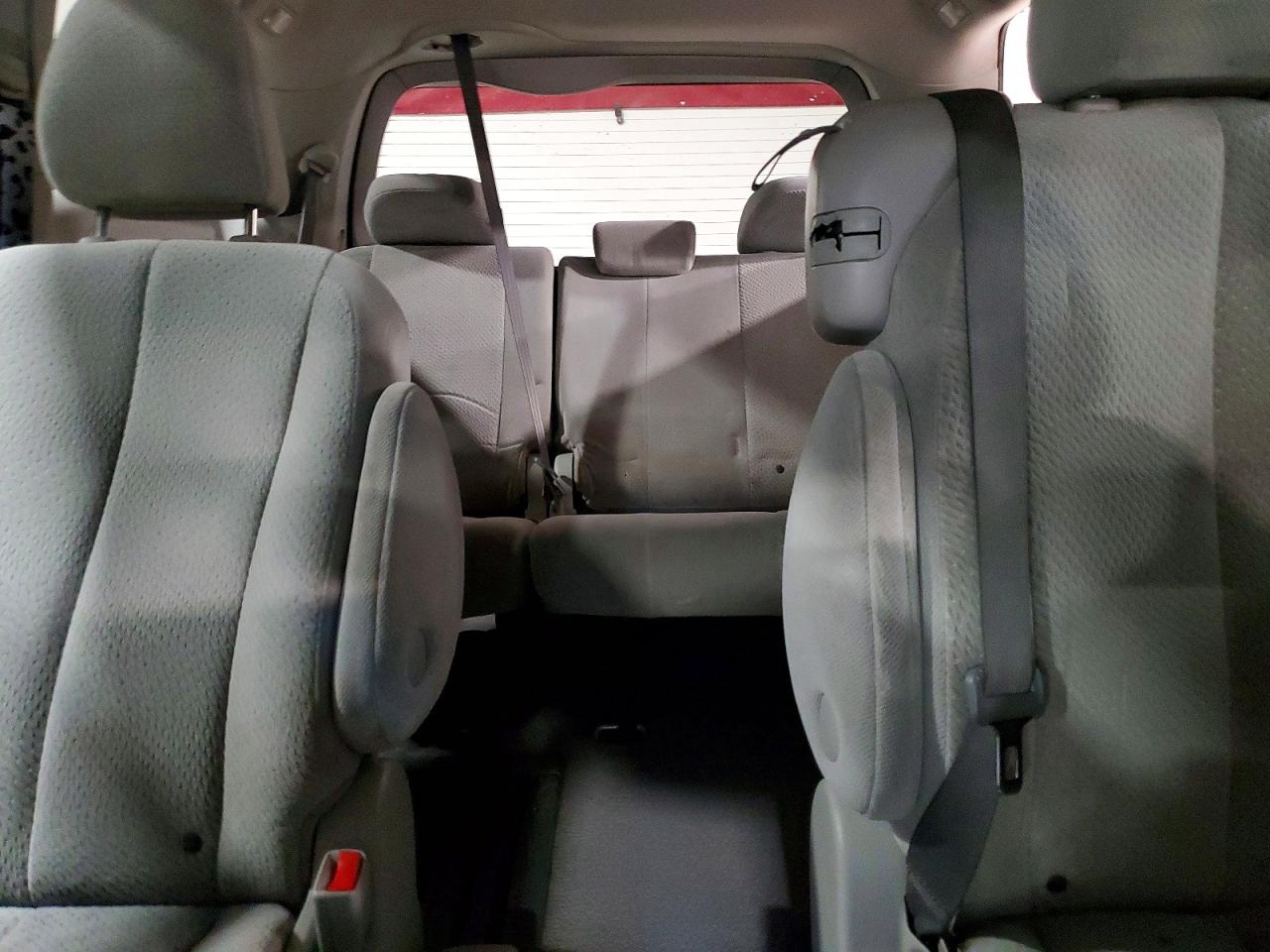 2011 TOYOTA SIENNA