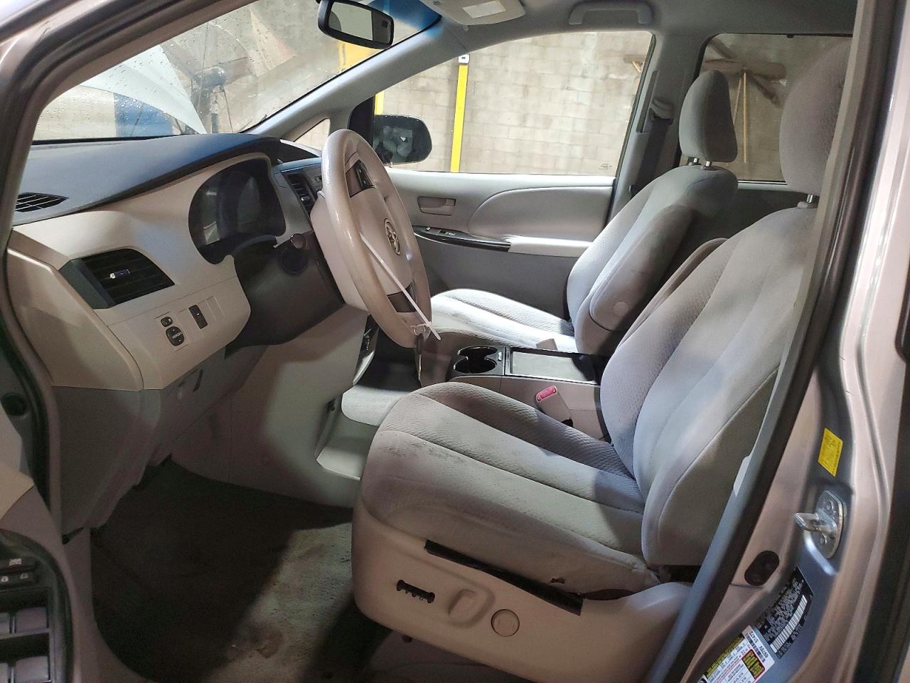 2011 TOYOTA SIENNA