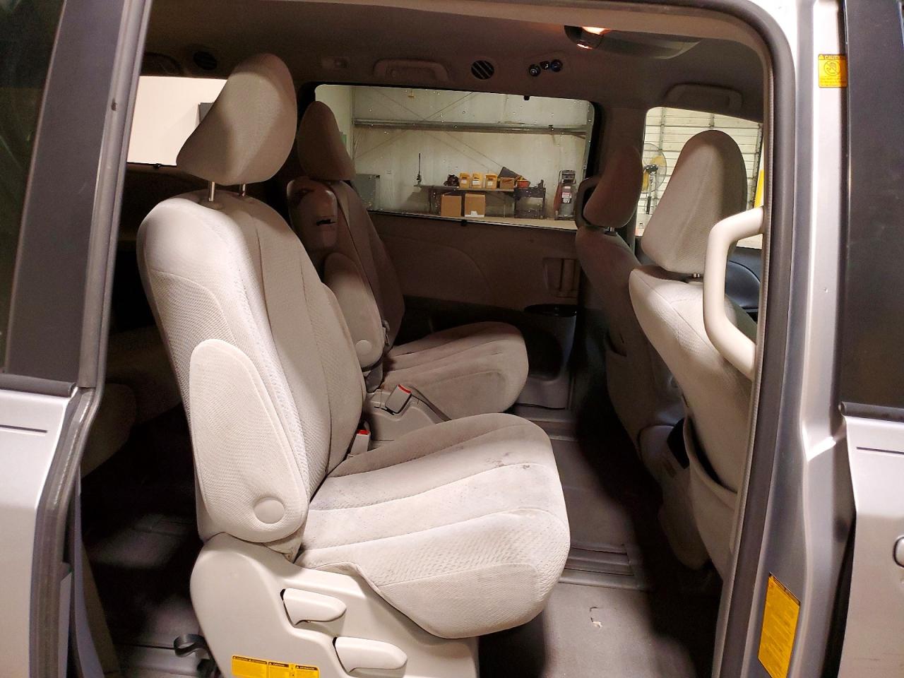 2011 TOYOTA SIENNA