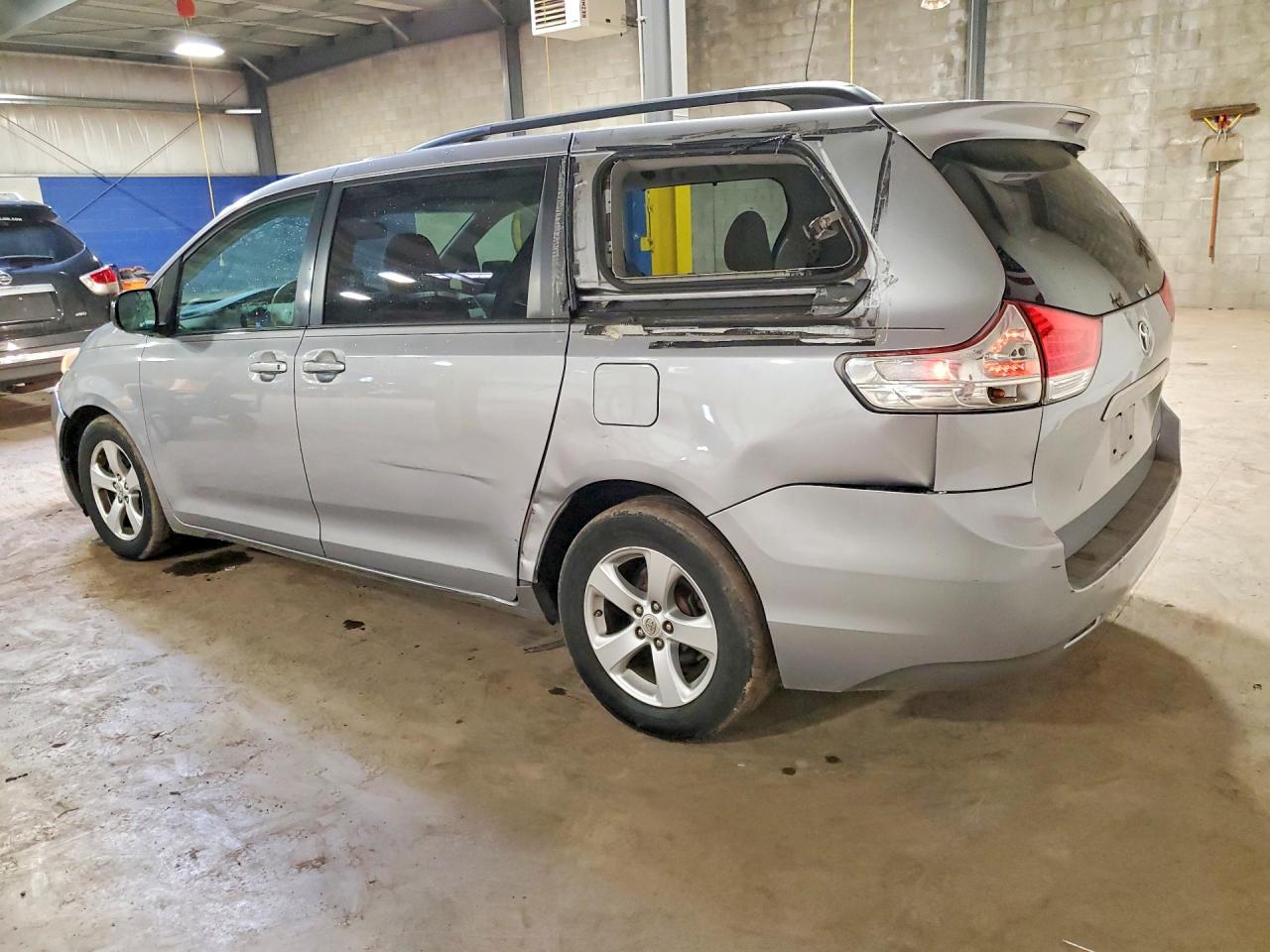 2011 TOYOTA SIENNA