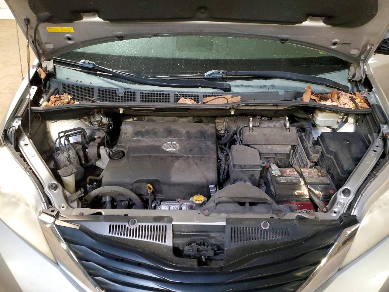 2011 TOYOTA SIENNA
