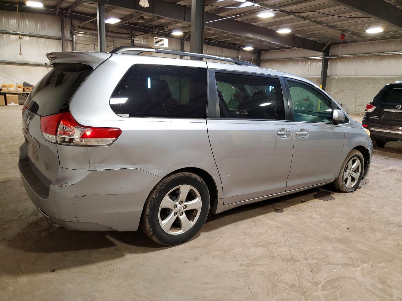 2011 TOYOTA SIENNA
