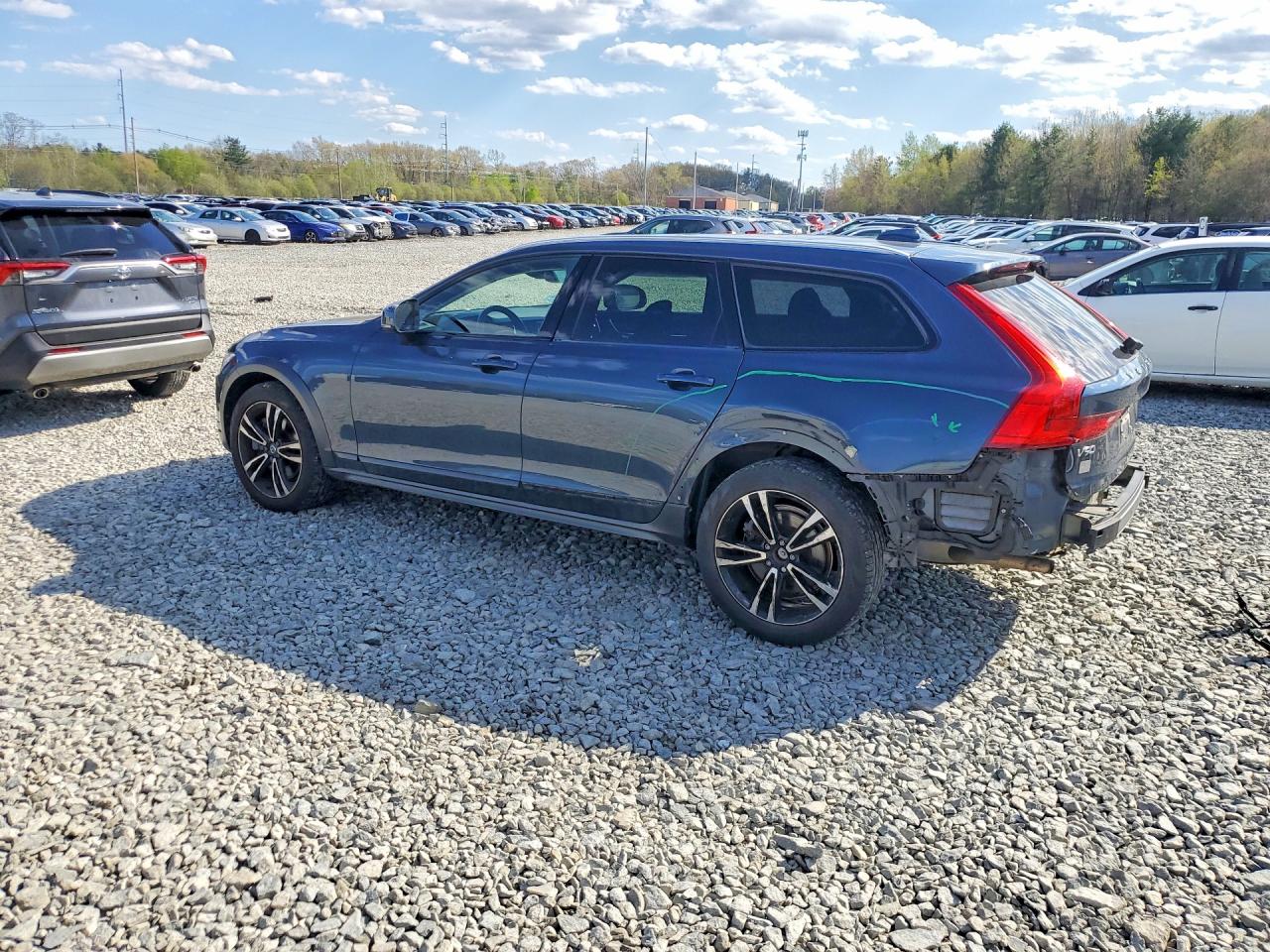 2018 VOLVO V90
