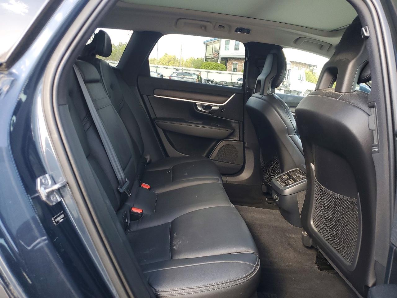 2018 VOLVO V90