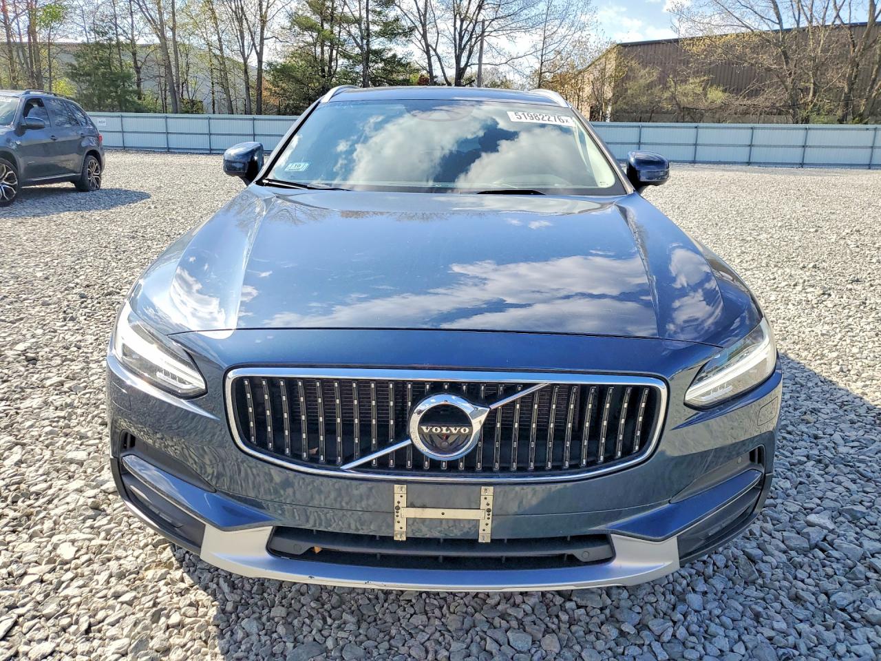2018 VOLVO V90