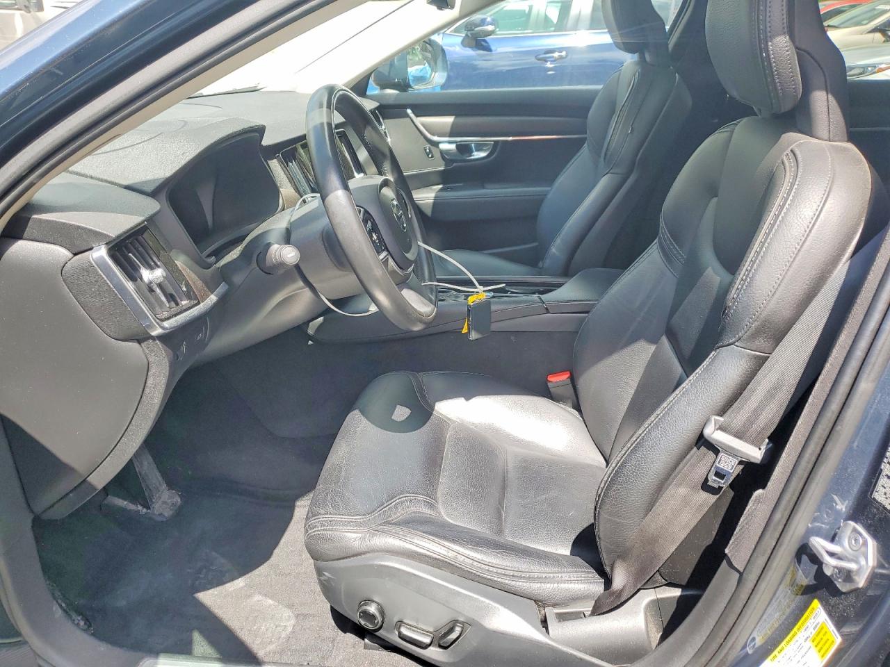2018 VOLVO V90
