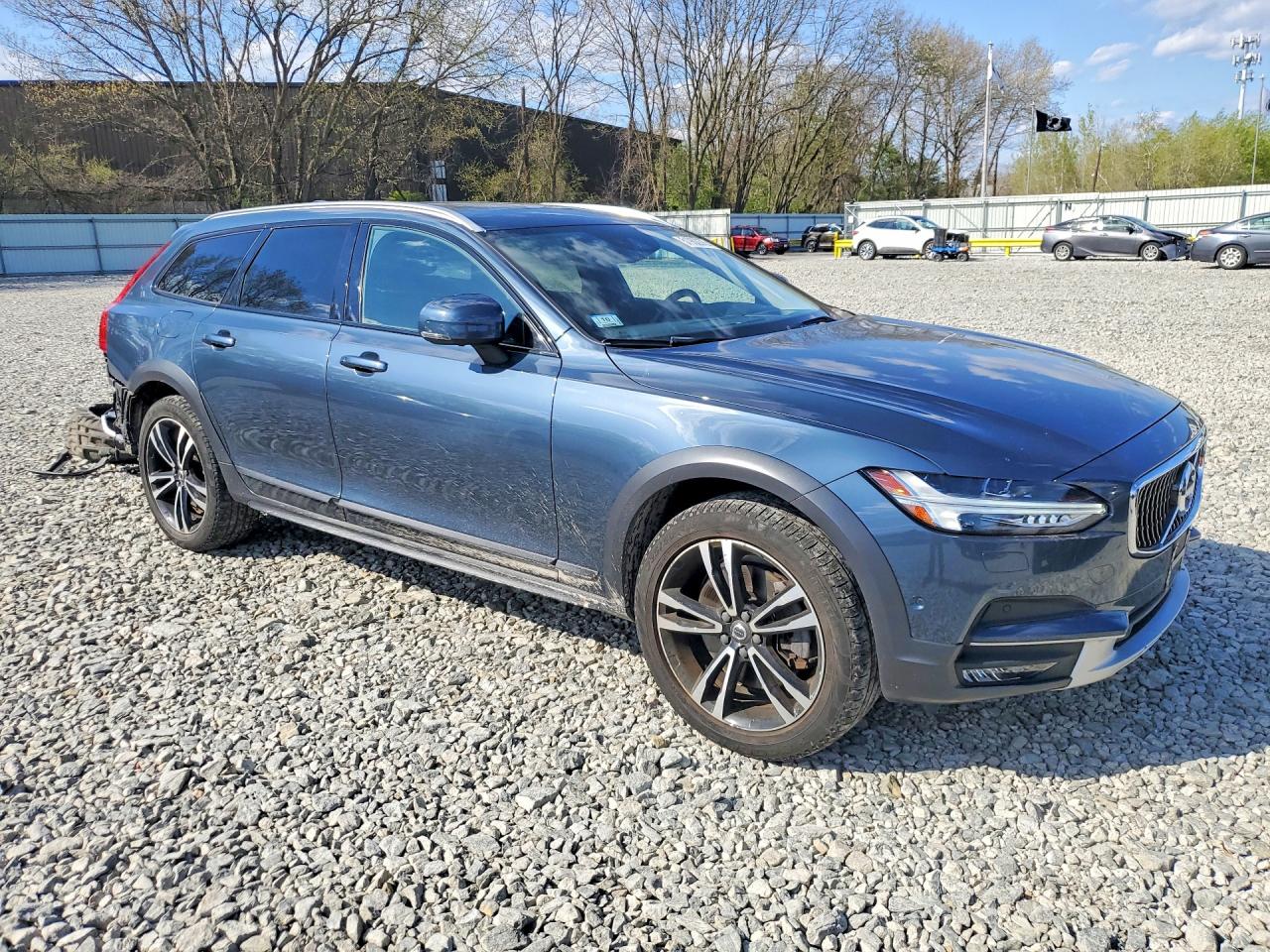 2018 VOLVO V90