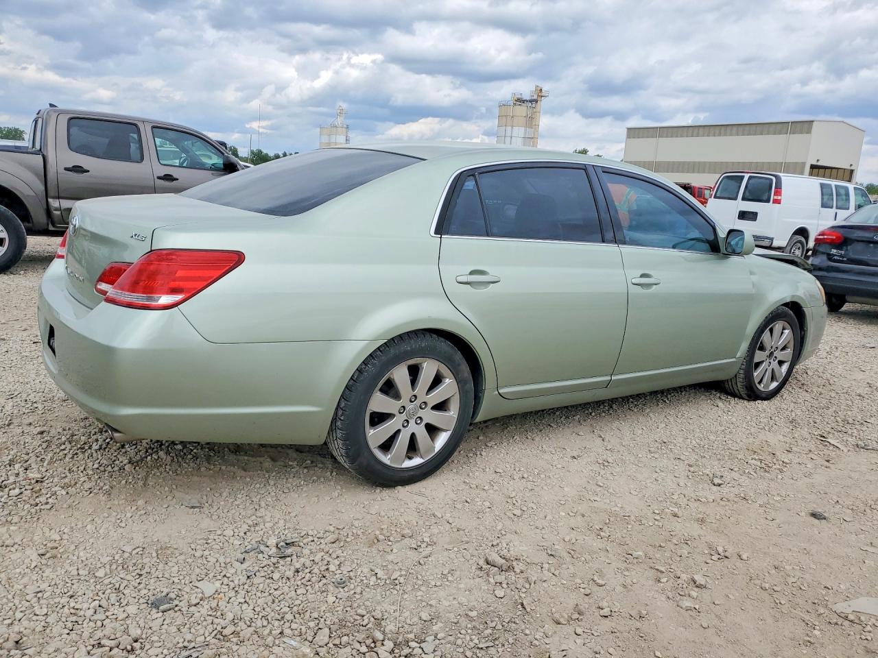 2005 TOYOTA AVALON
