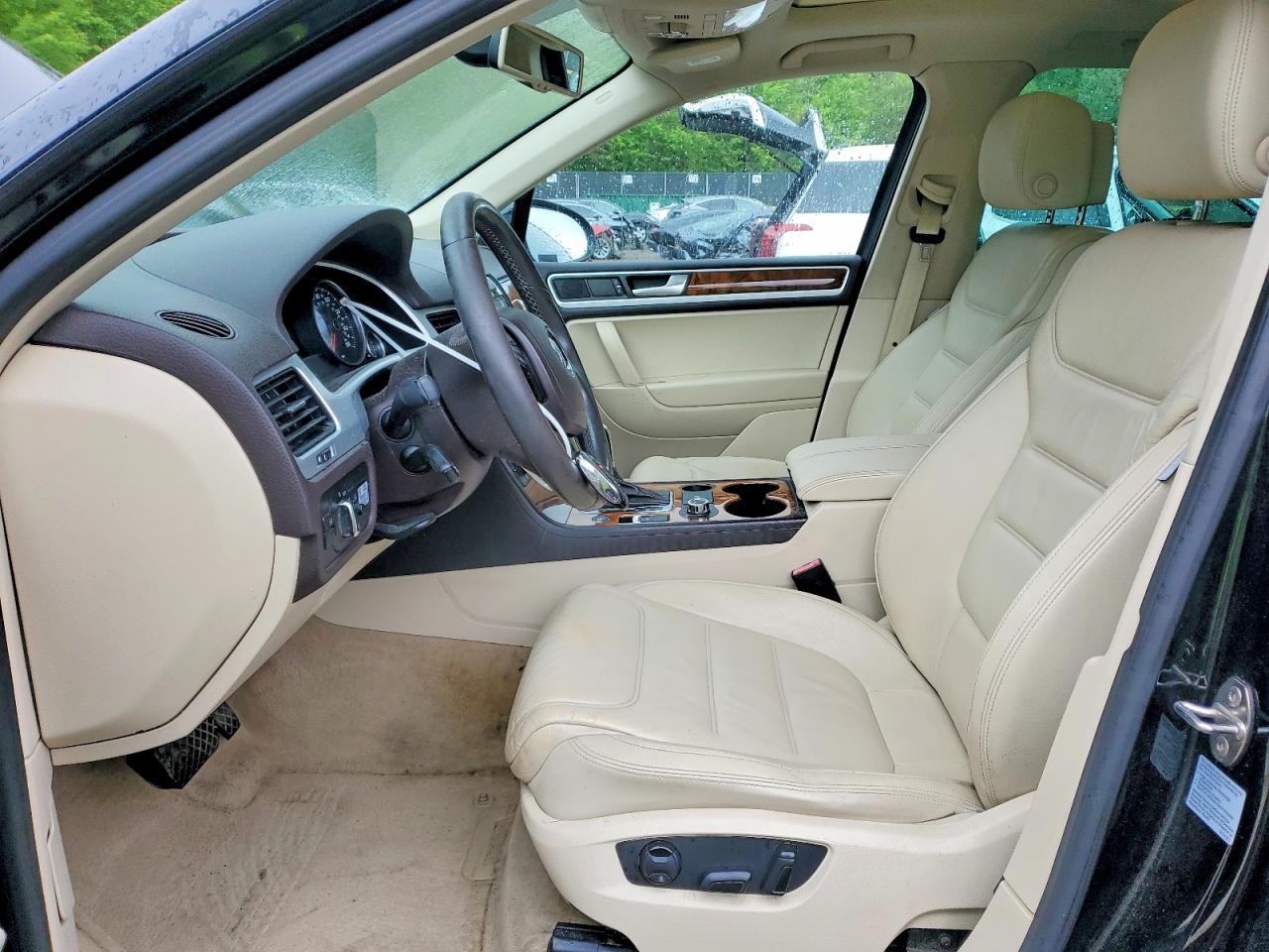 2014 VOLKSWAGEN TOUAREG