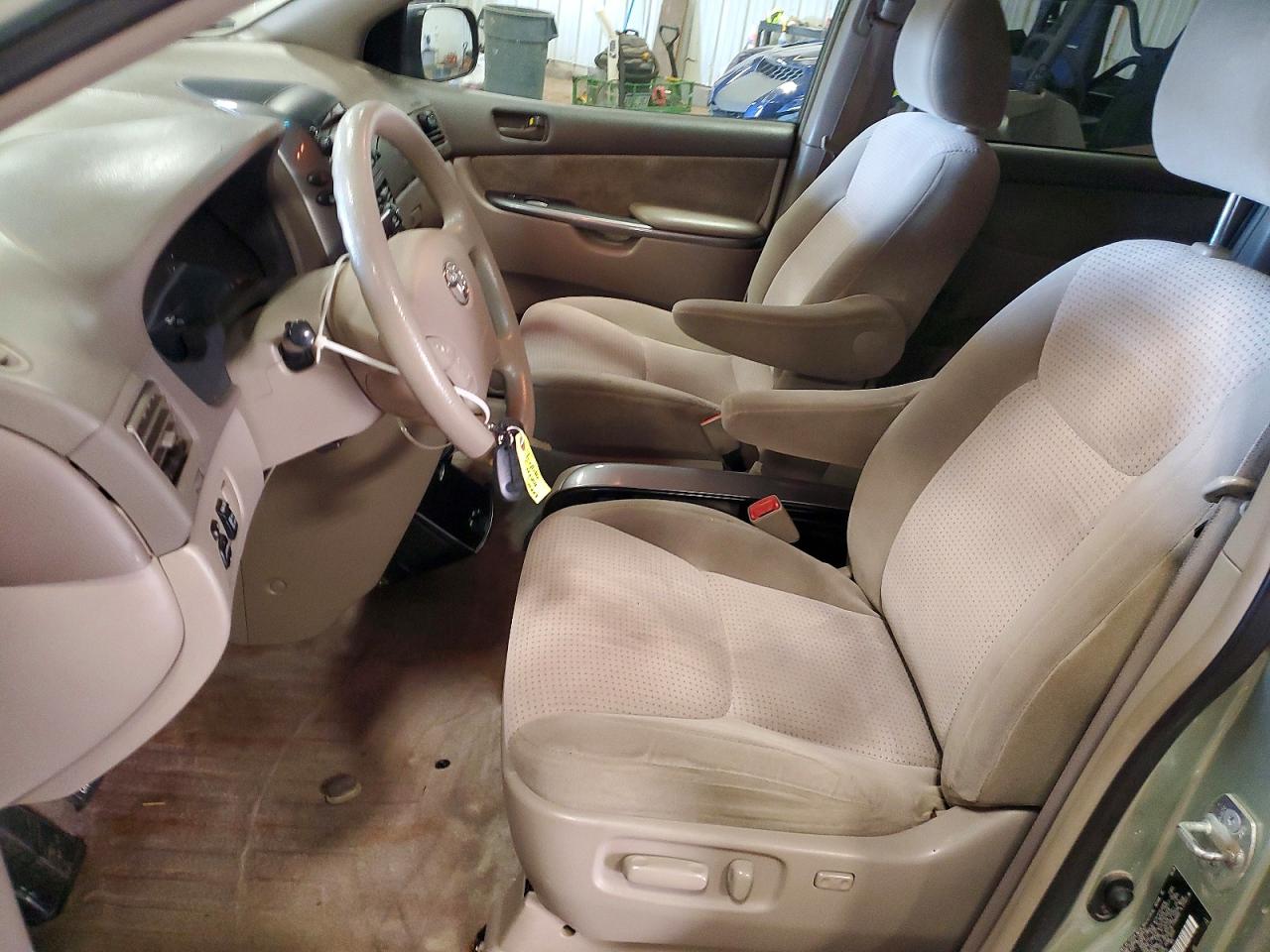 2009 TOYOTA SIENNA