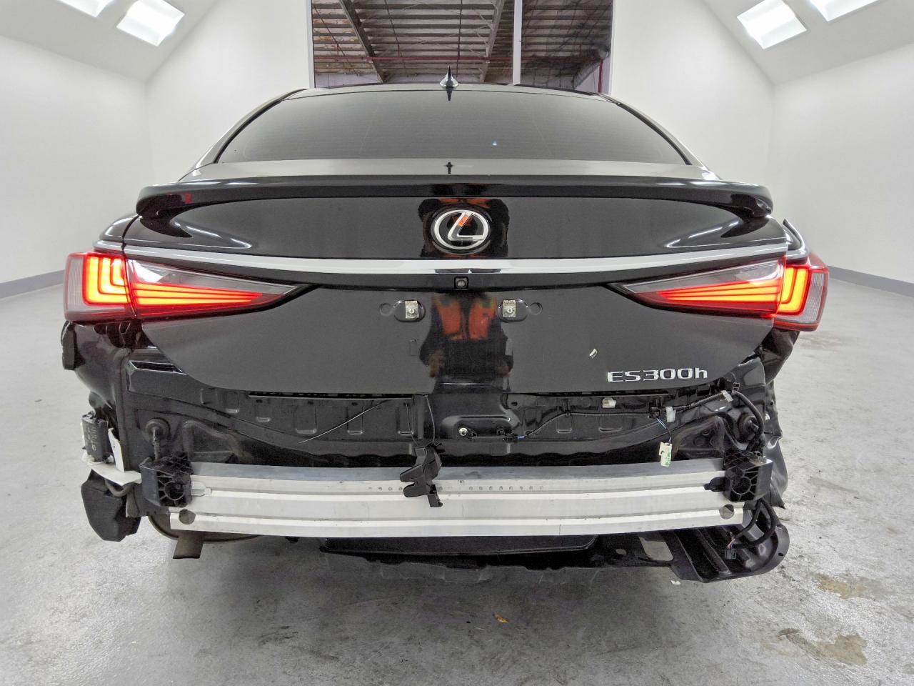 2025 LEXUS ES300