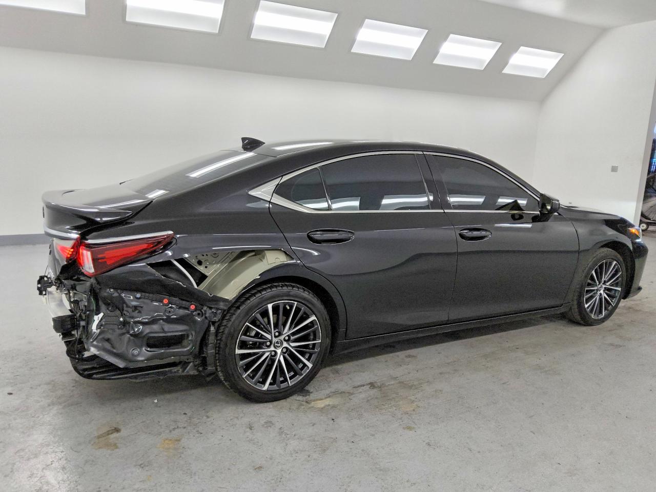 2025 LEXUS ES300
