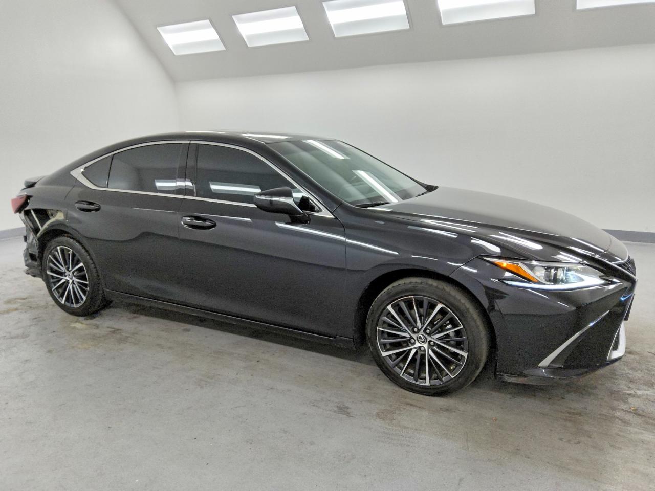 2025 LEXUS ES300