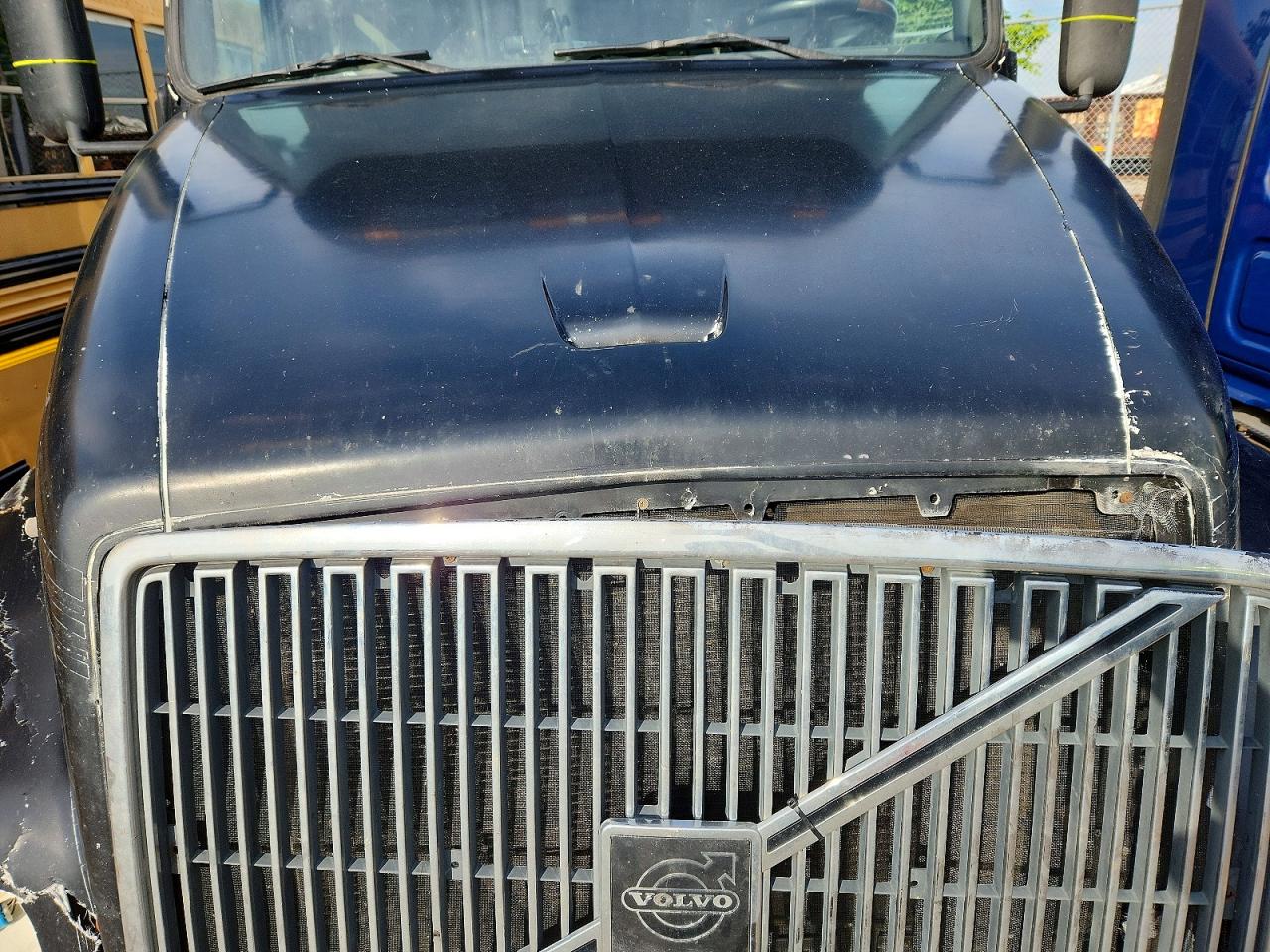 2000 VOLVO VN