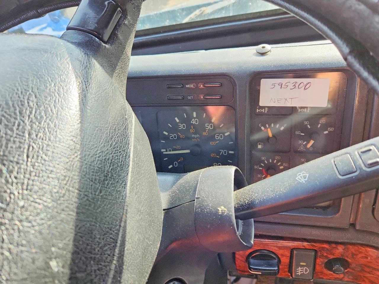 2000 VOLVO VN