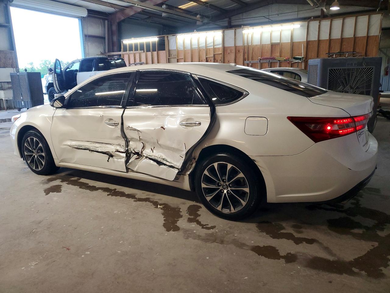 2016 TOYOTA AVALON