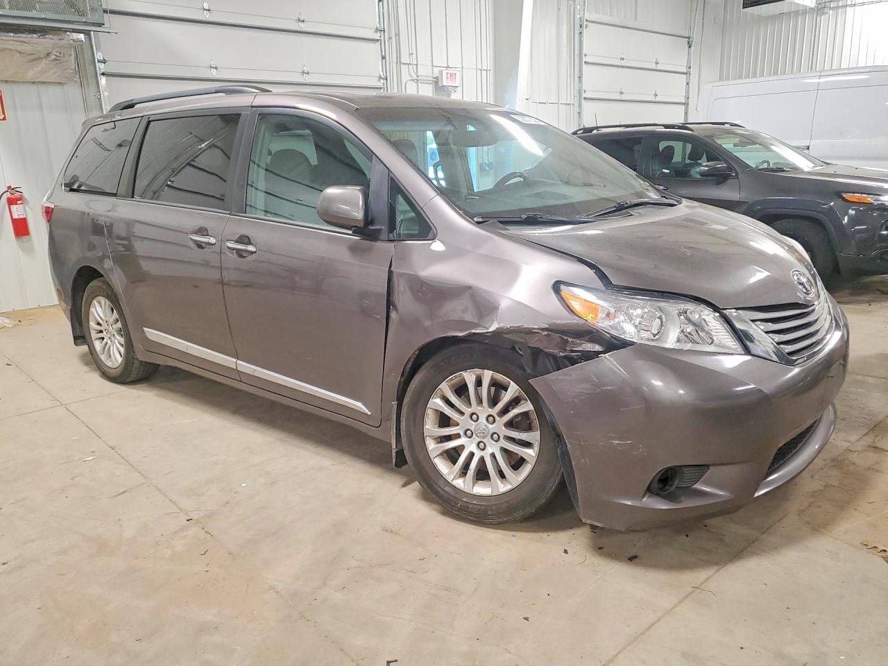 2015 TOYOTA SIENNA