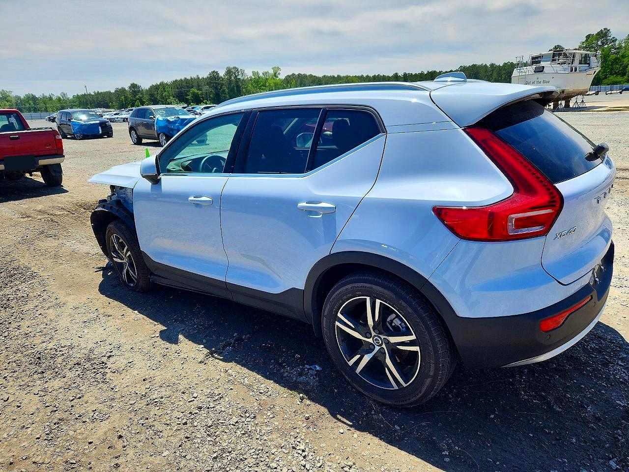 2025 VOLVO XC40 CORE