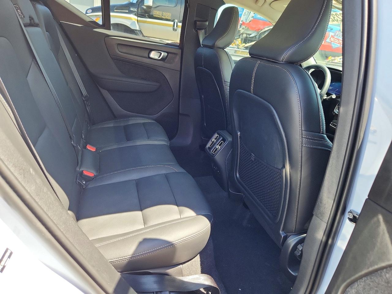 2025 VOLVO XC40 CORE