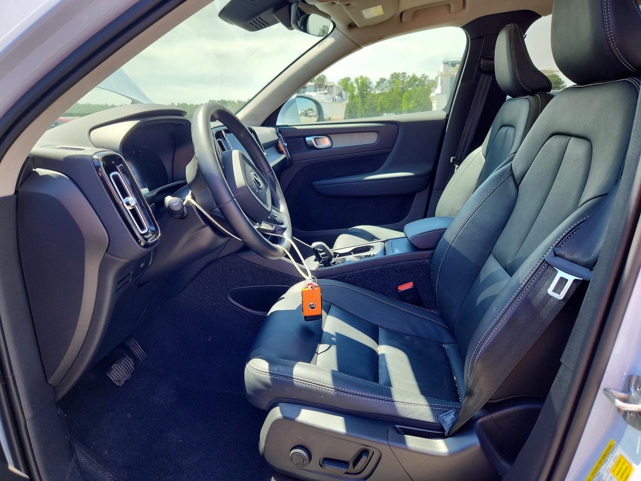 2025 VOLVO XC40 CORE