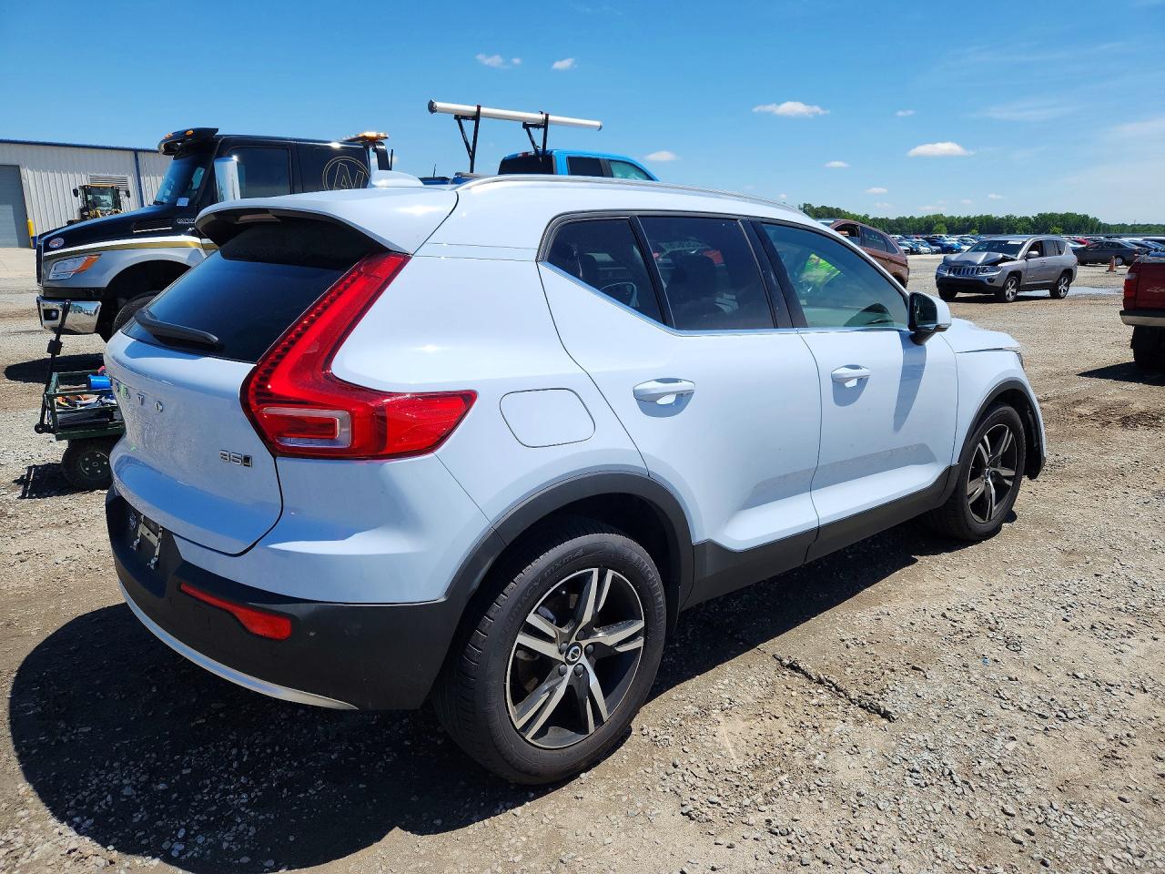 2025 VOLVO XC40 CORE