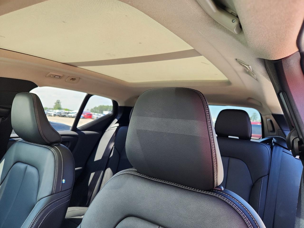 2025 VOLVO XC40 CORE