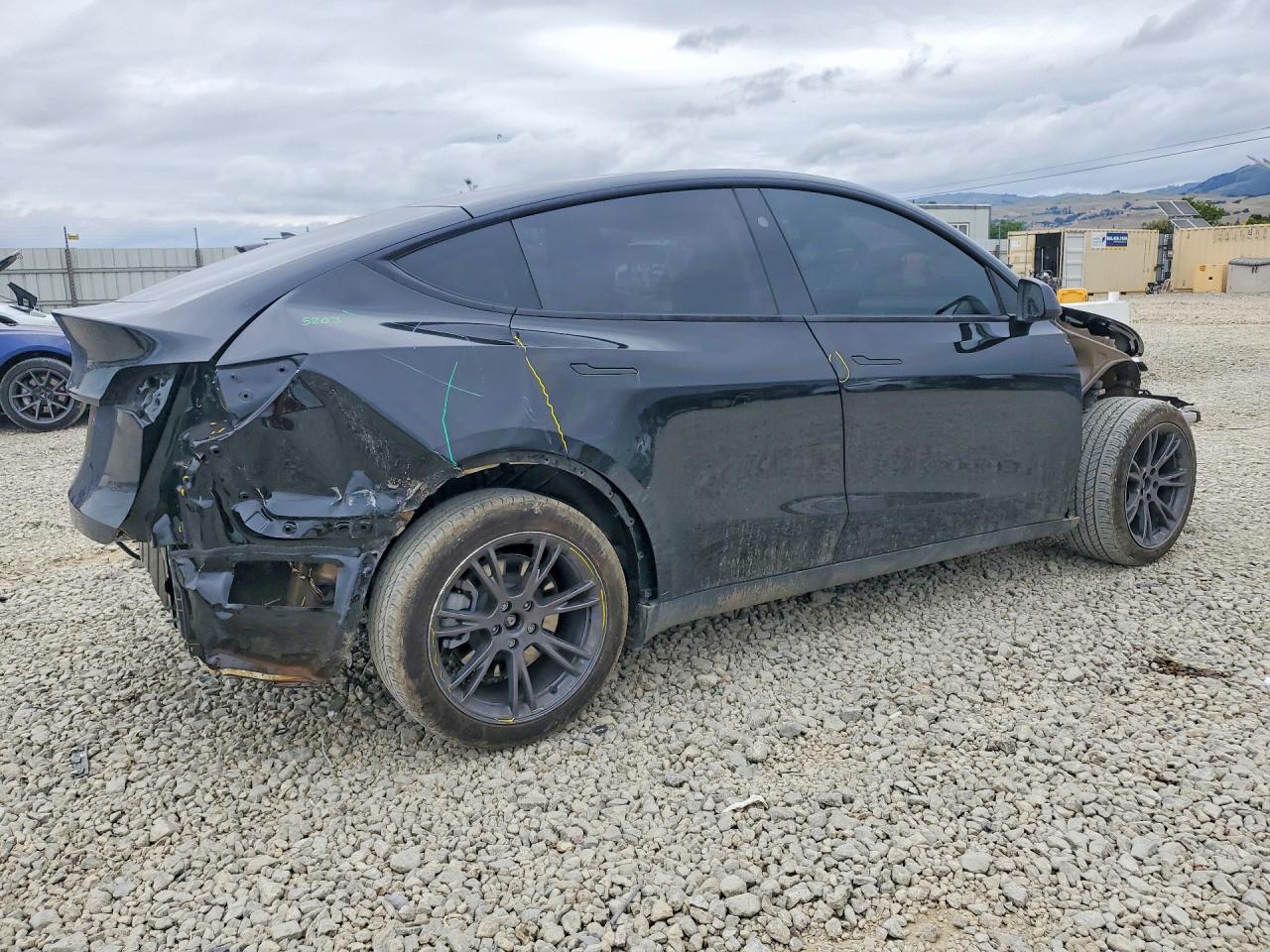 2025 TESLA MODEL Y