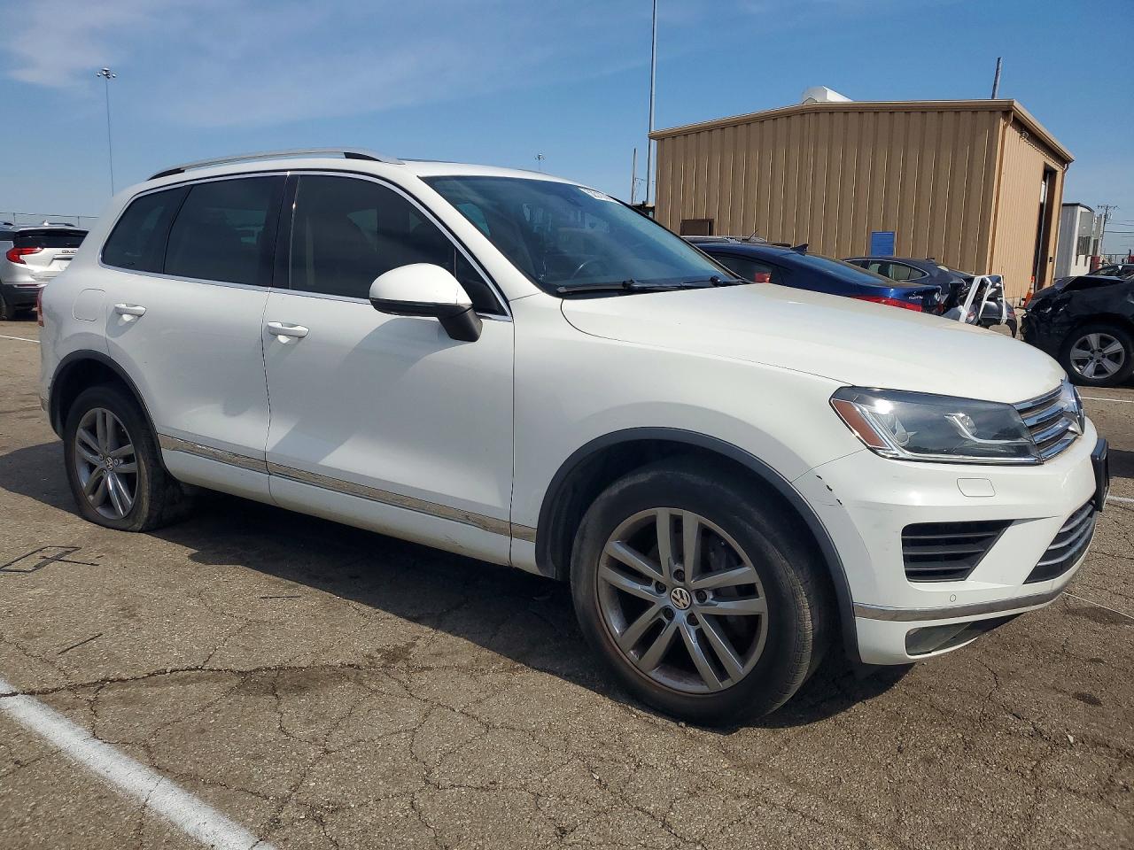 2015 VOLKSWAGEN TOUAREG