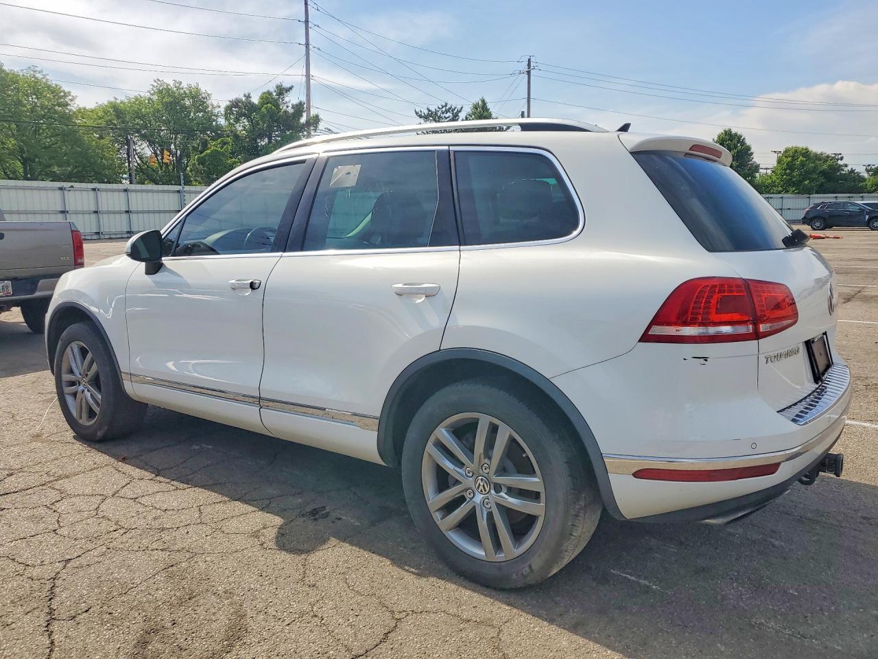 2015 VOLKSWAGEN TOUAREG