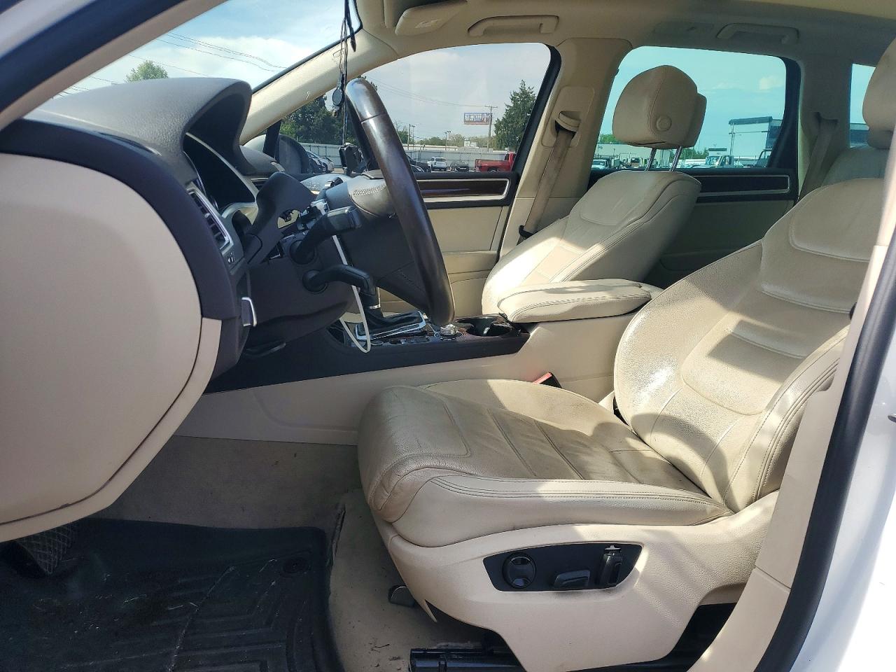 2015 VOLKSWAGEN TOUAREG