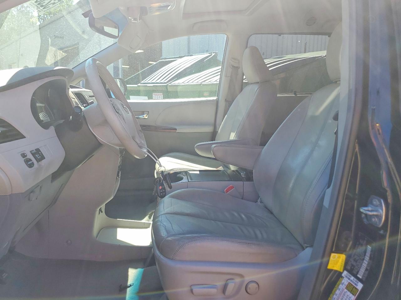 2012 TOYOTA SIENNA