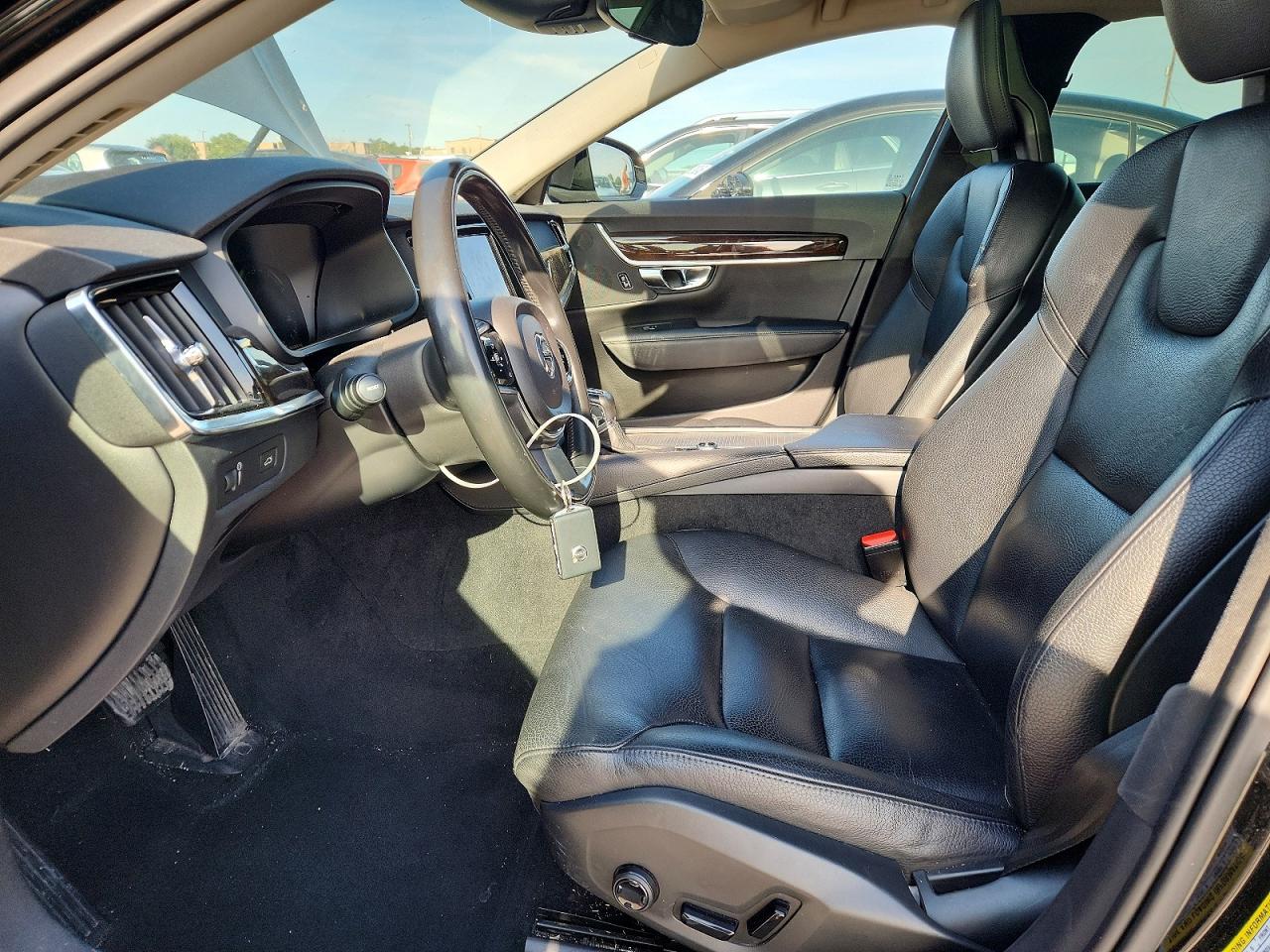 2017 VOLVO S90
