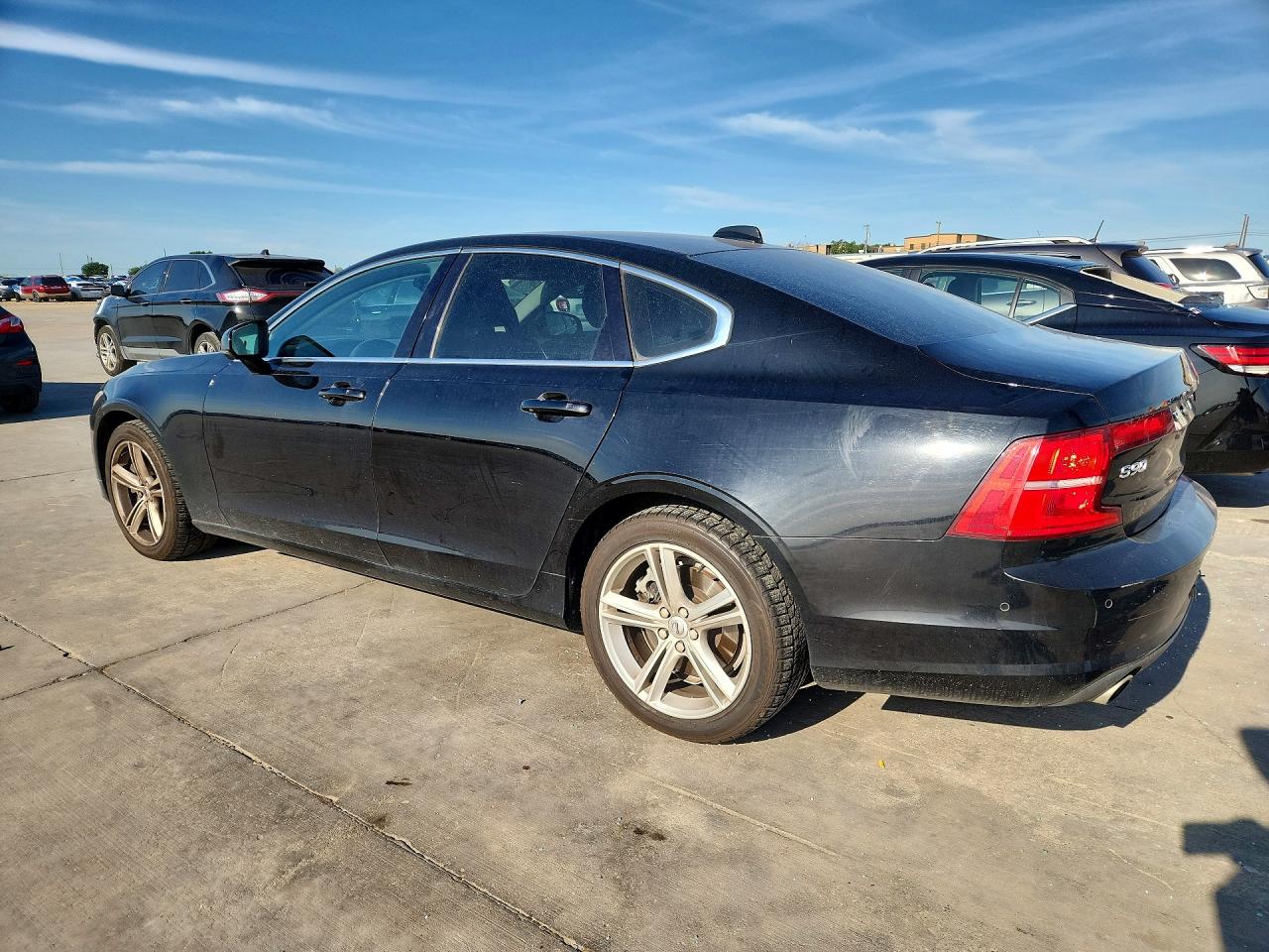 2017 VOLVO S90