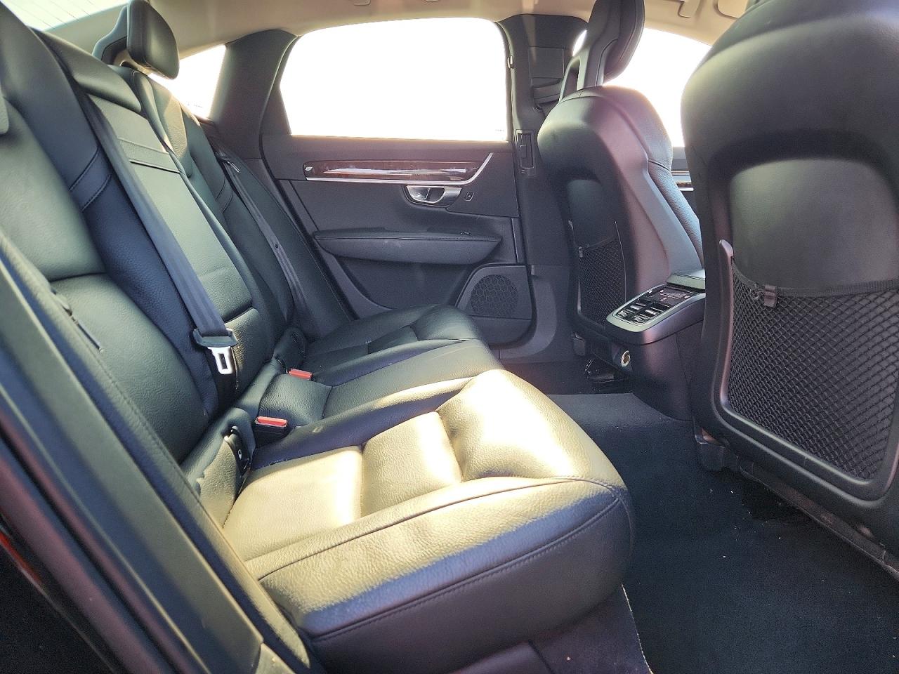 2017 VOLVO S90