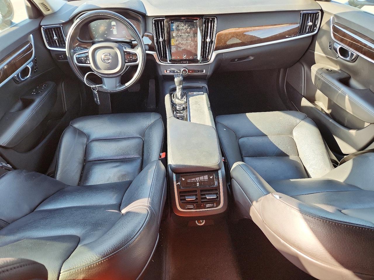 2017 VOLVO S90