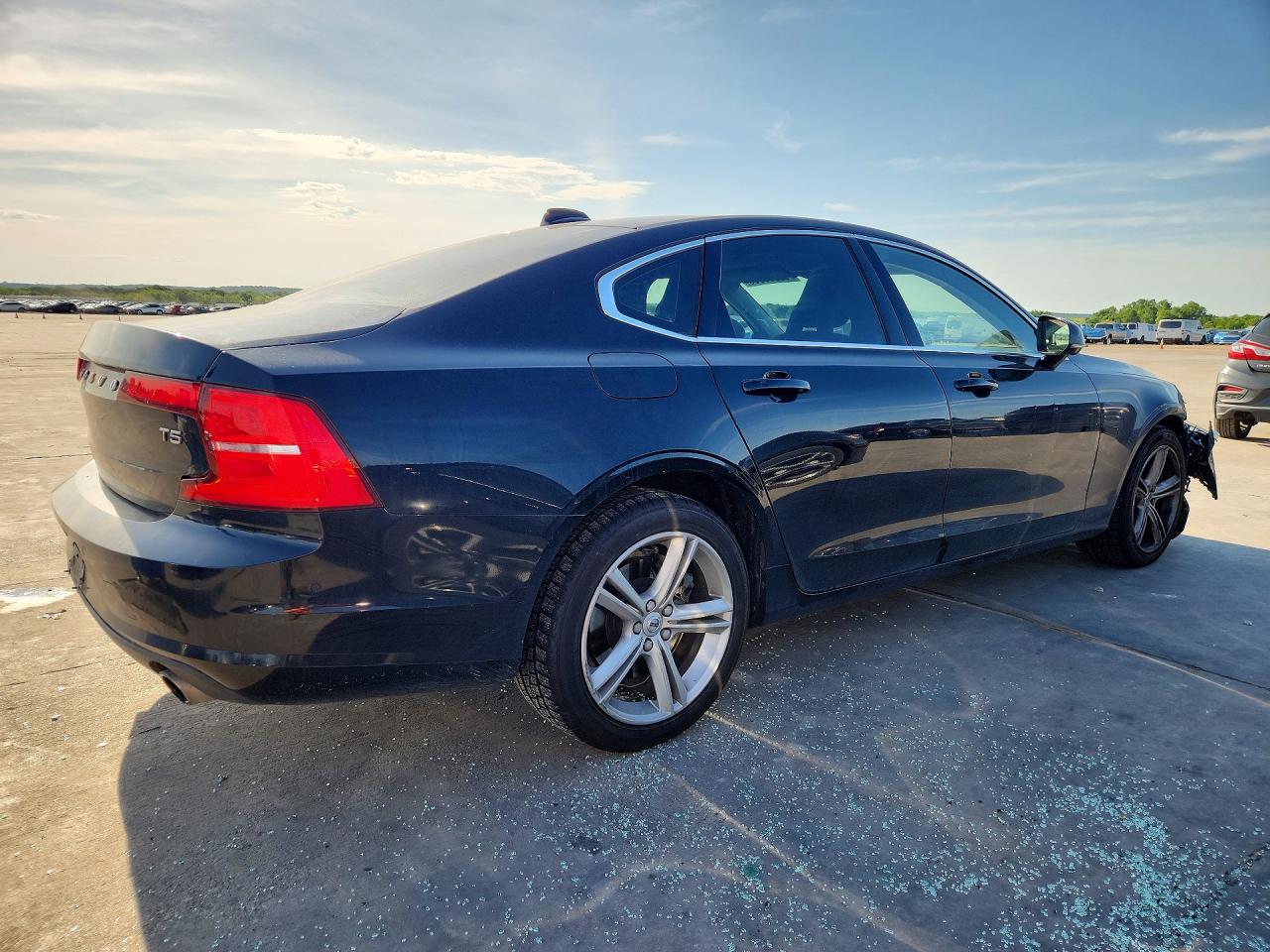 2017 VOLVO S90