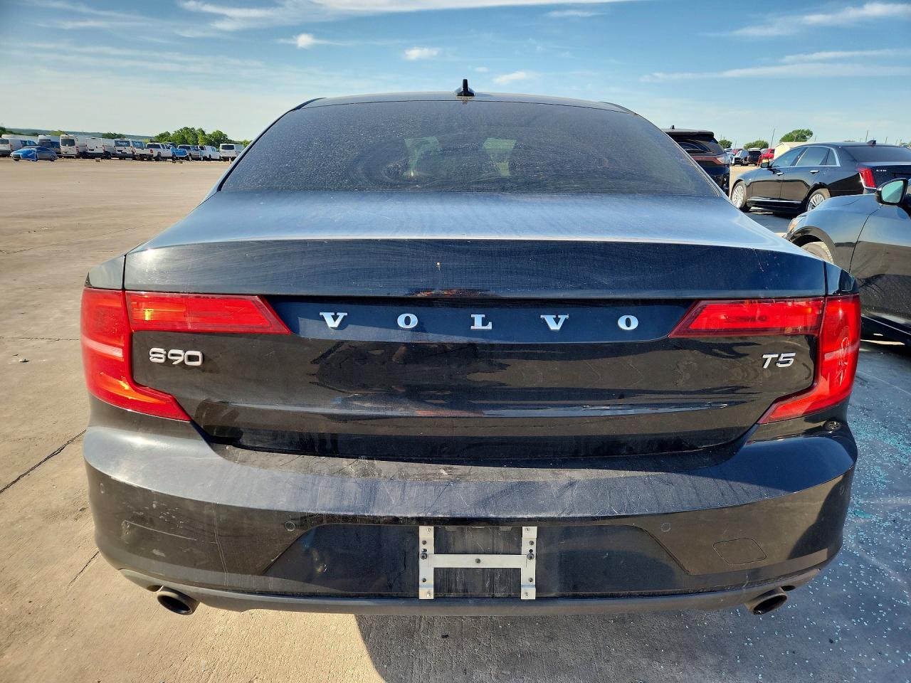 2017 VOLVO S90