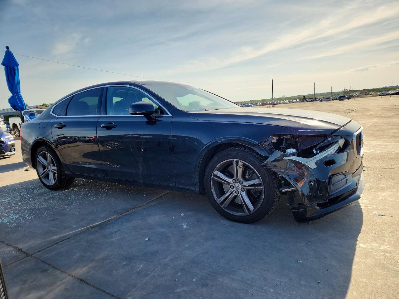 2017 VOLVO S90