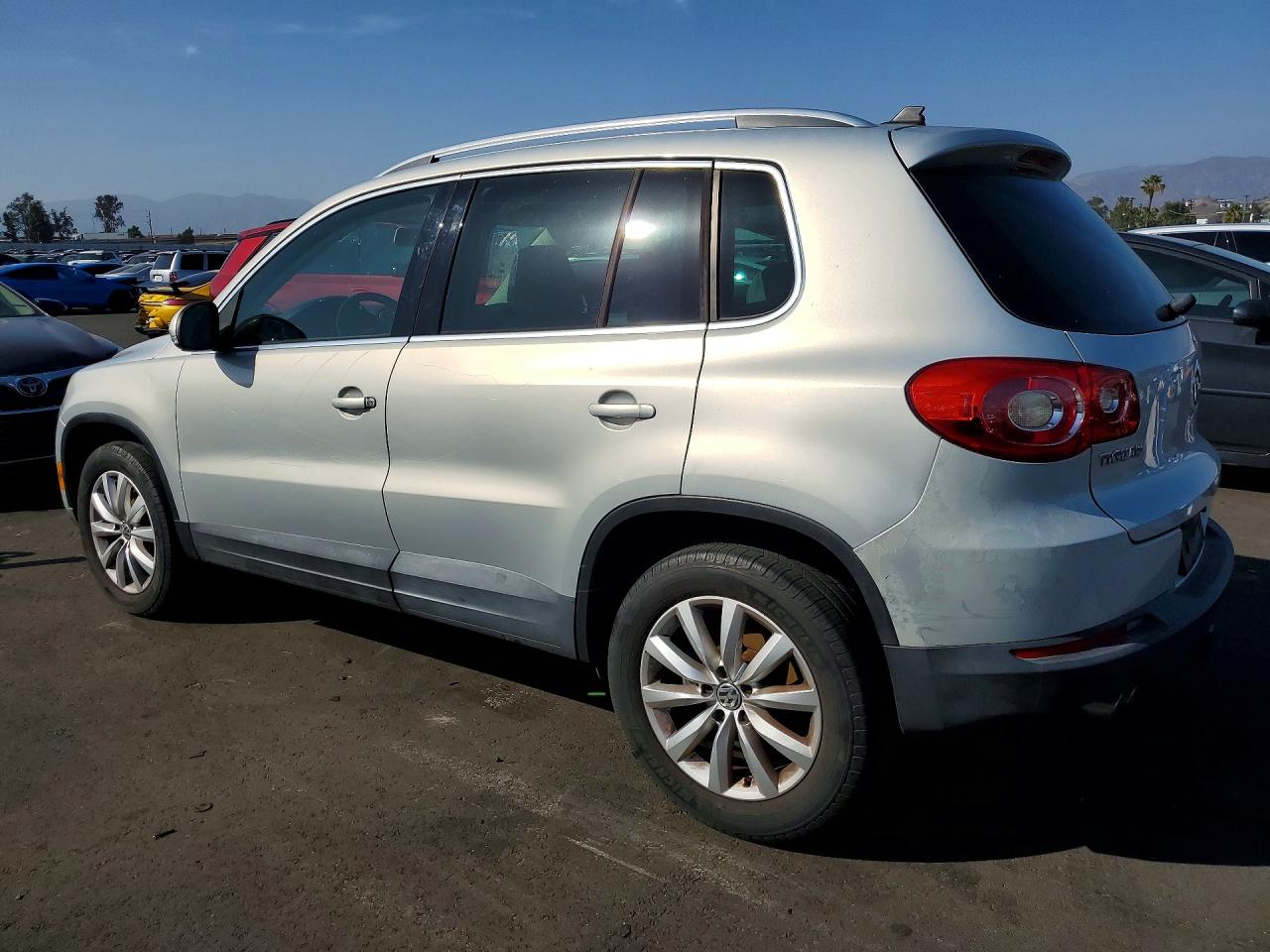 2011 VOLKSWAGEN TIGUAN