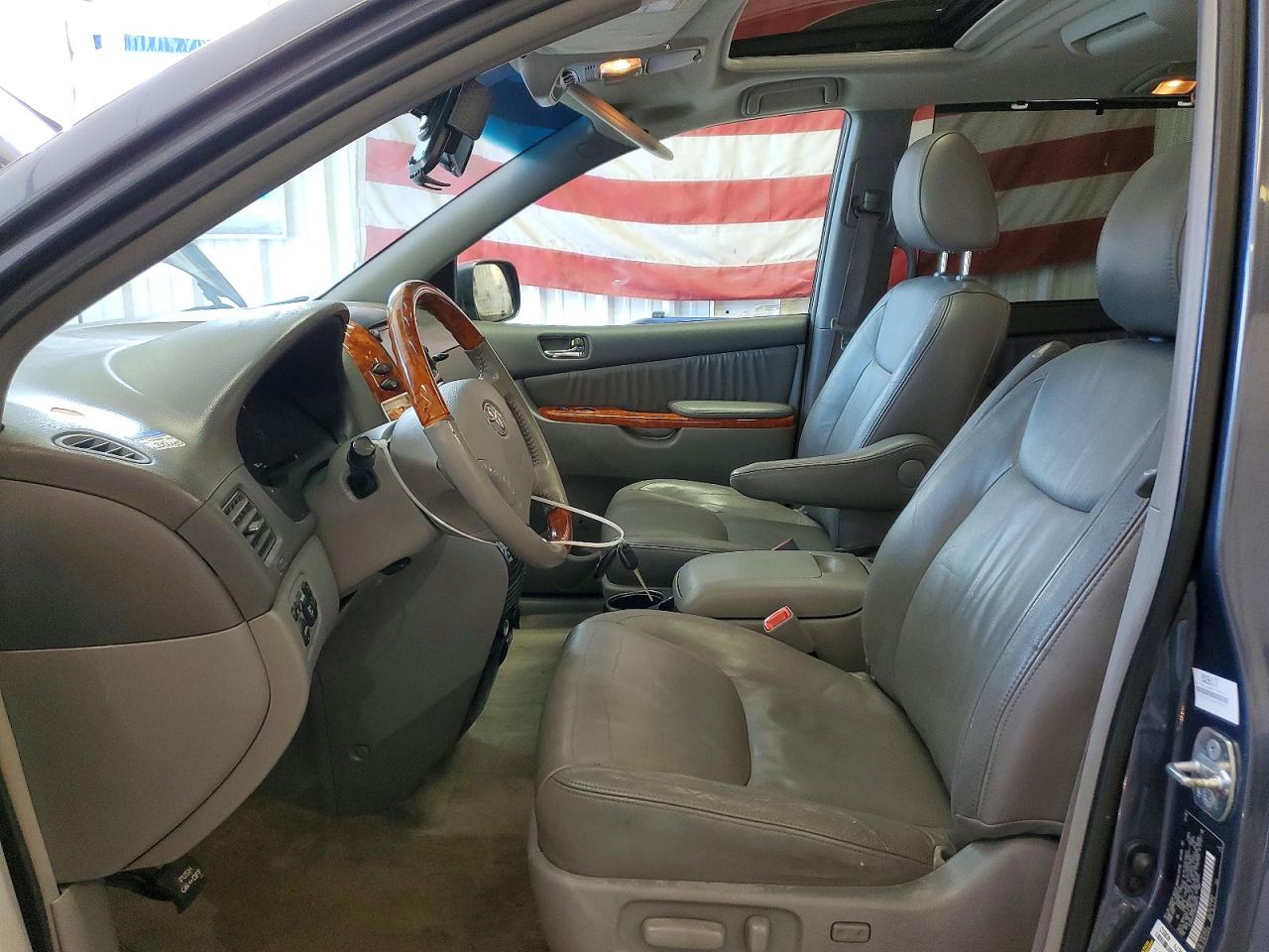 2009 TOYOTA SIENNA
