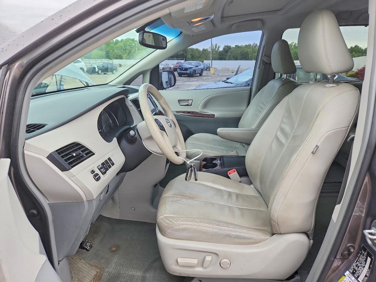 2014 TOYOTA SIENNA
