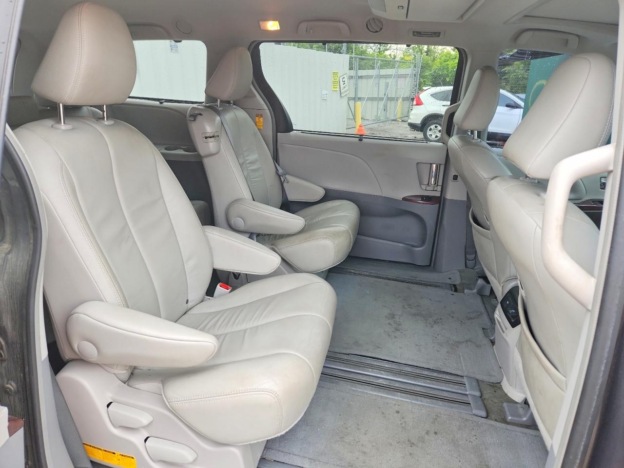 2014 TOYOTA SIENNA