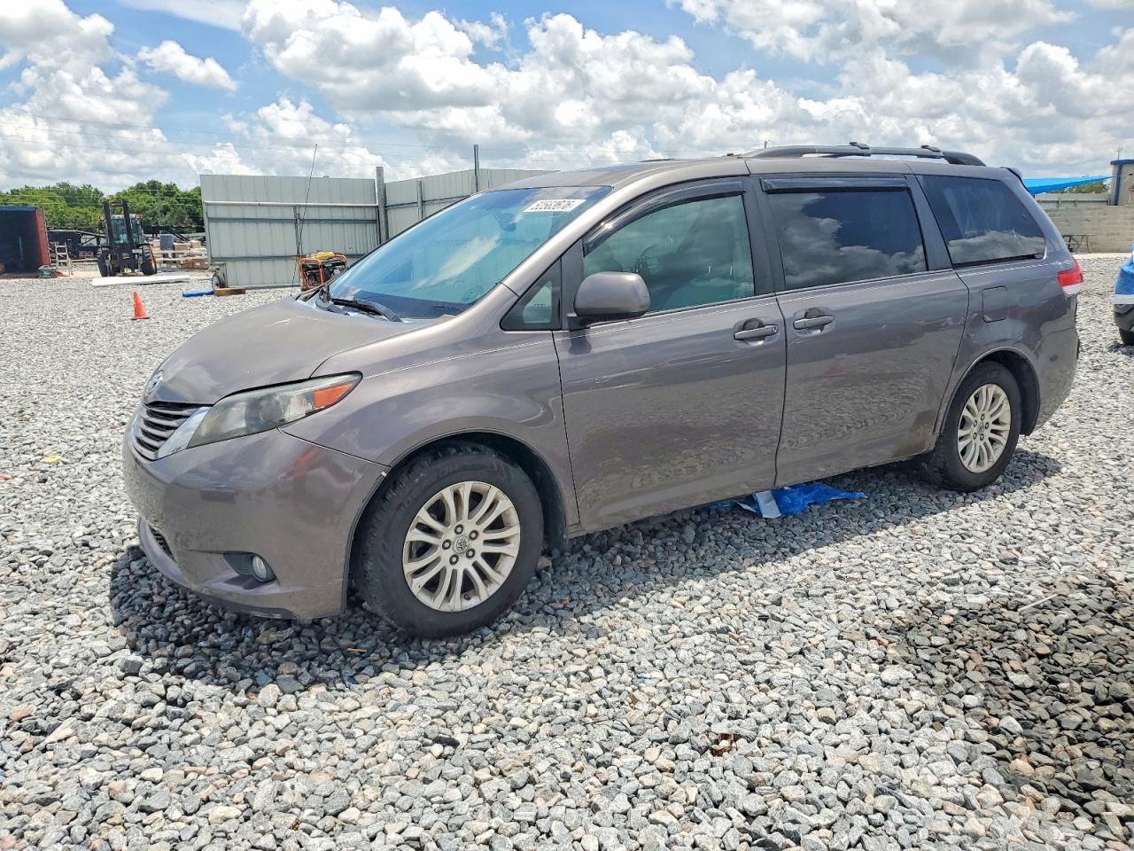 2011 TOYOTA SIENNA