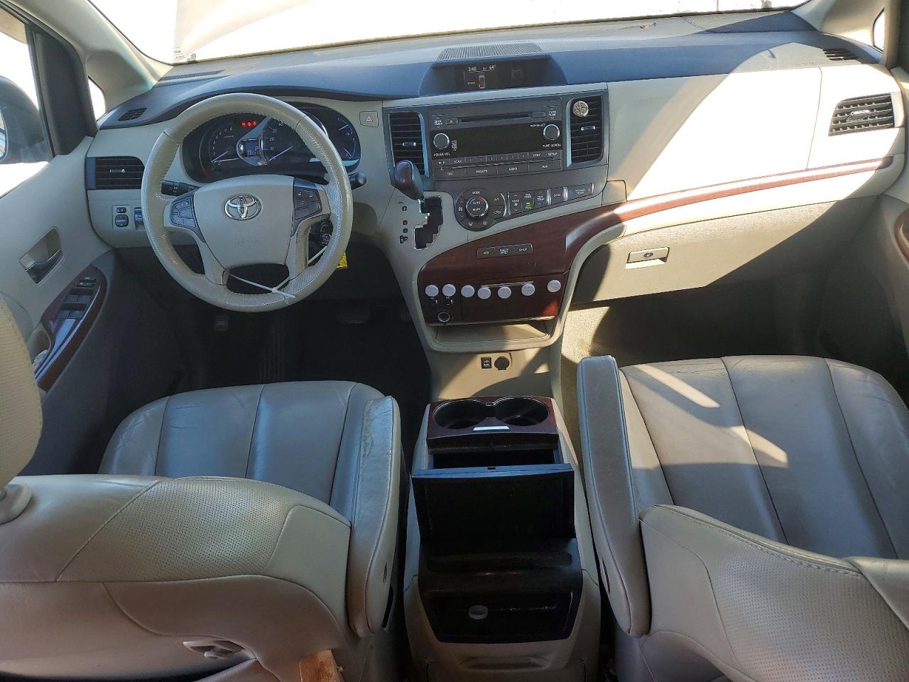 2011 TOYOTA SIENNA