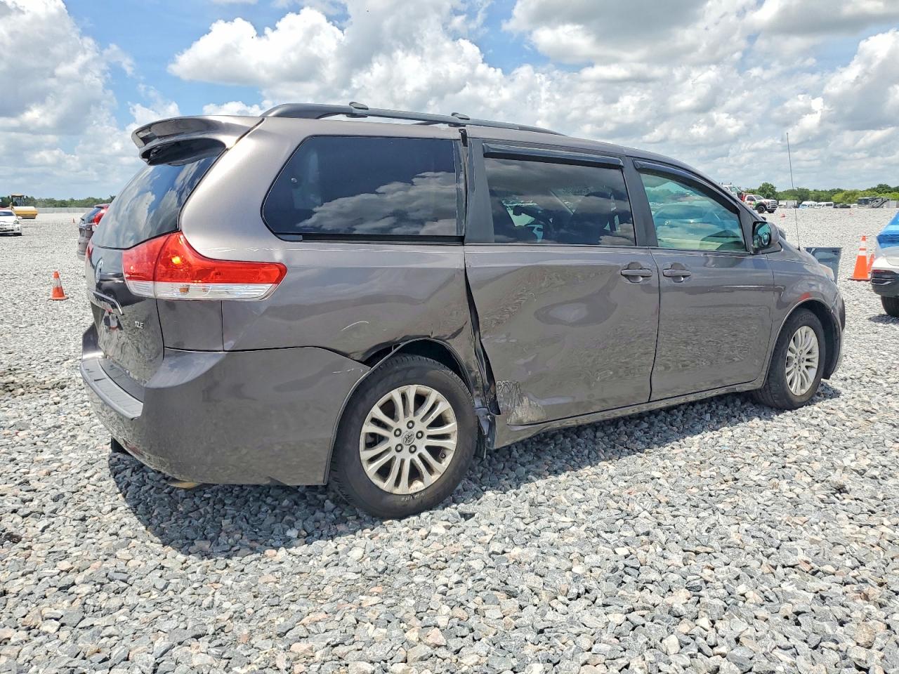 2011 TOYOTA SIENNA